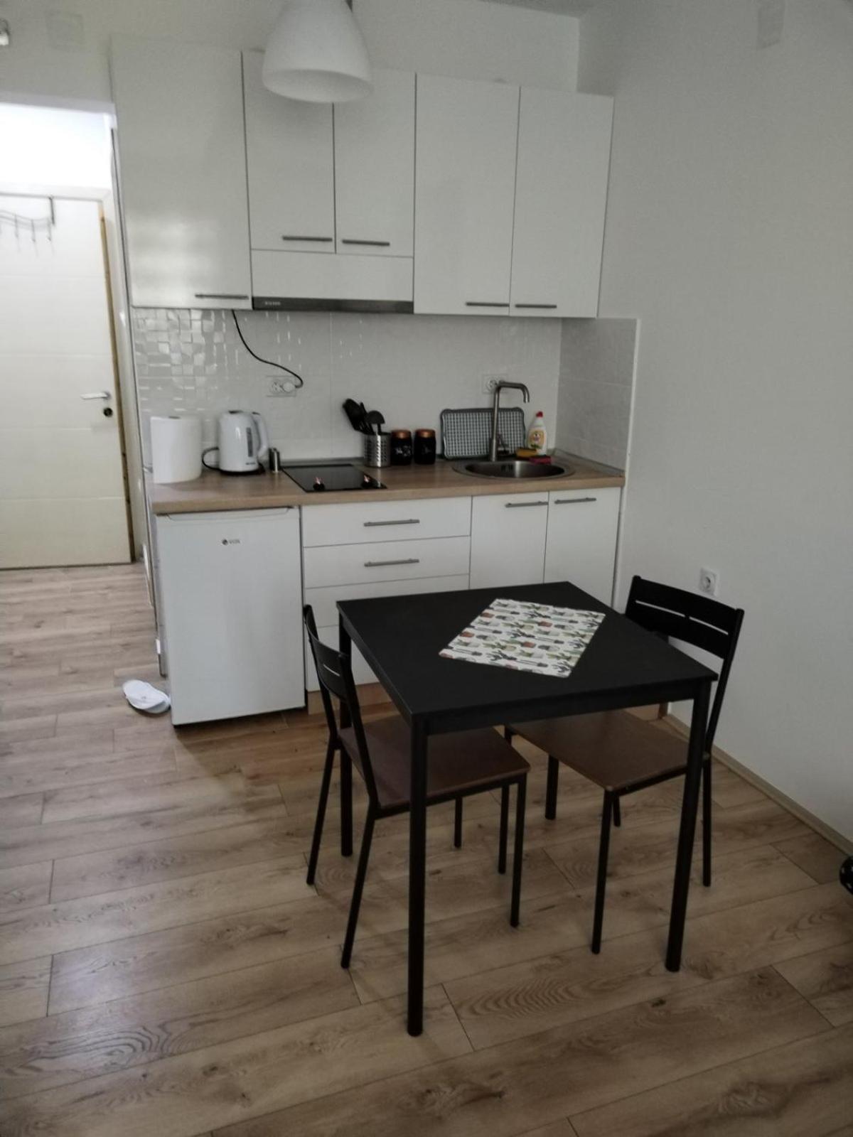 V & V Studio Apartments Ni Szoba fotó