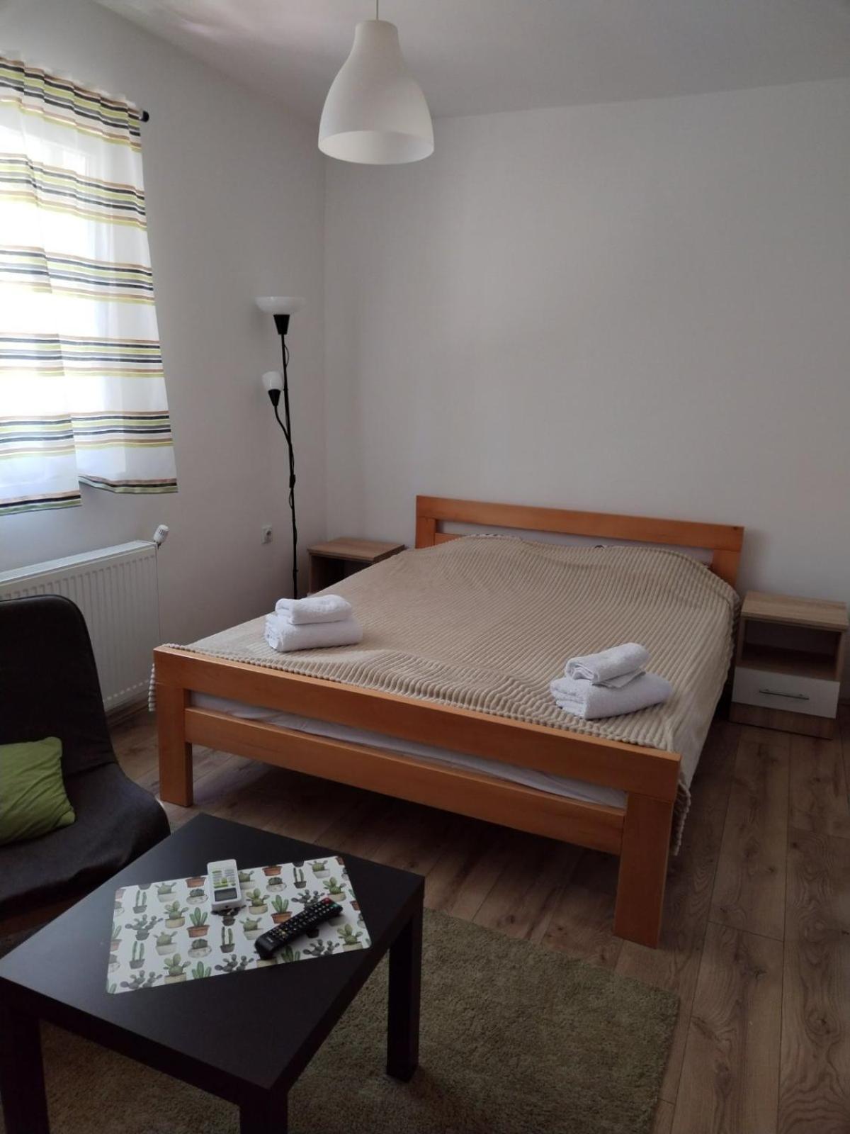 V & V Studio Apartments Ni Szoba fotó